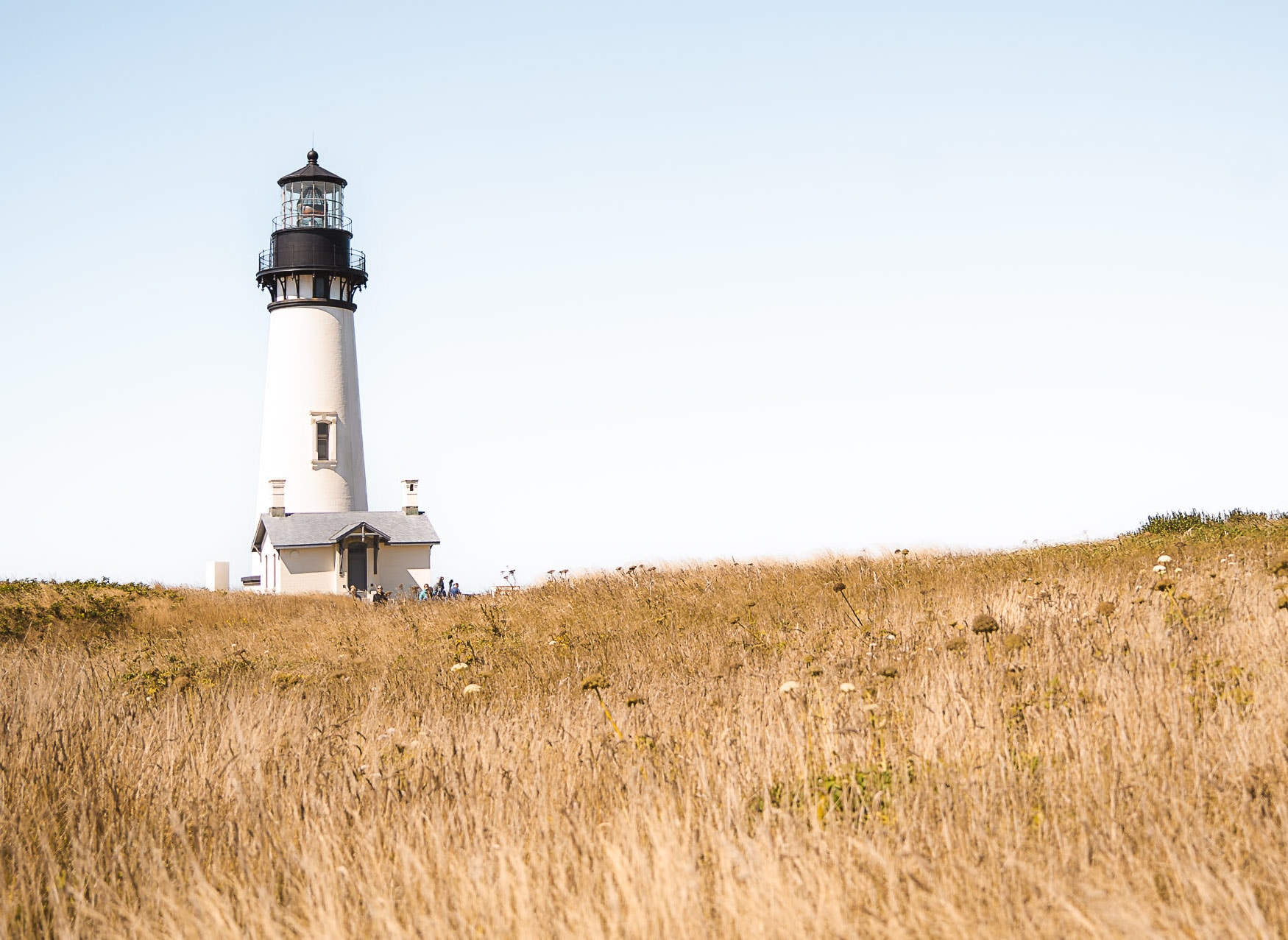 best stops on the oregon coast road trip - yaquina head lighthouse